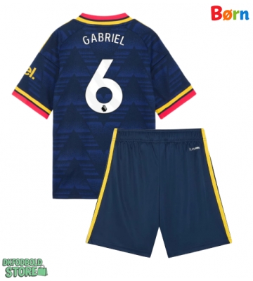 Arsenal Gabriel Magalhaes #6 Replika Babytøj Udebanesæt Børn 2026-27 Kortærmet (+ Korte bukser)